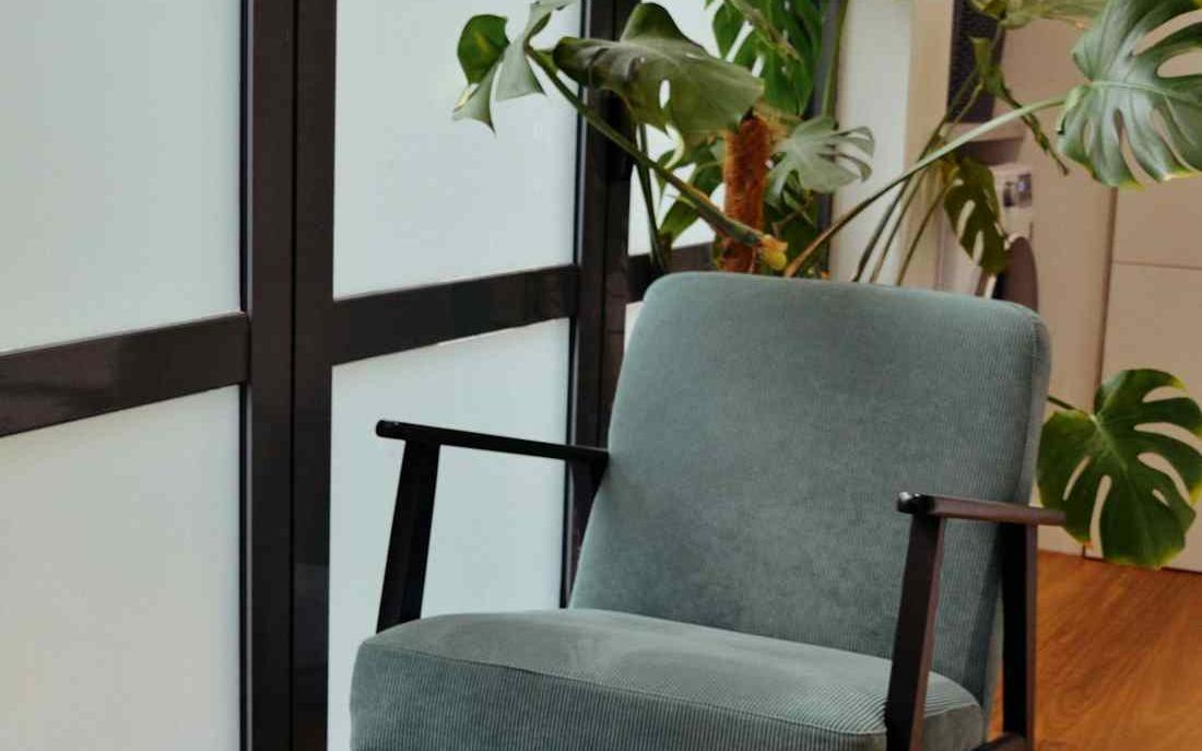 Un fauteuil près d’une fenêtre dans une salle de consultation